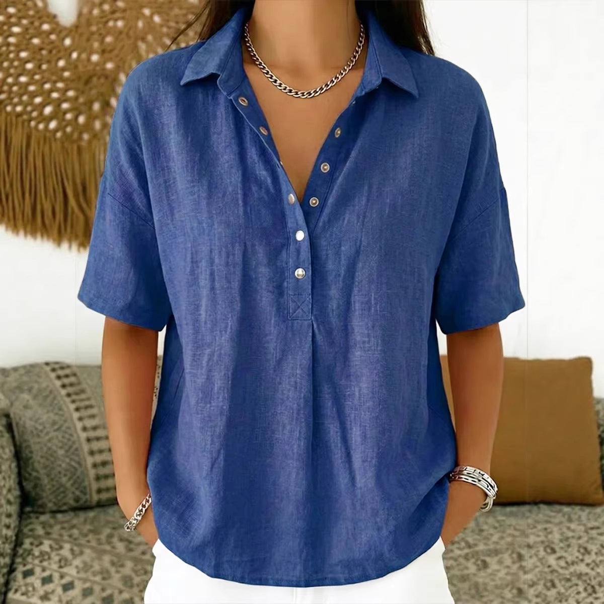 Relaxed women's short-sleeve top for warm-weather outfits