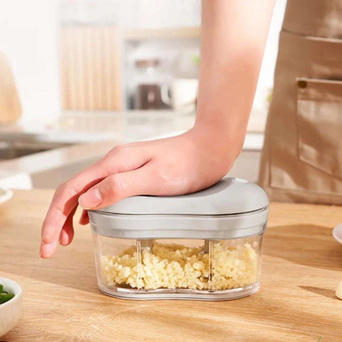 Hand-push garlic press compact kitchen crusher