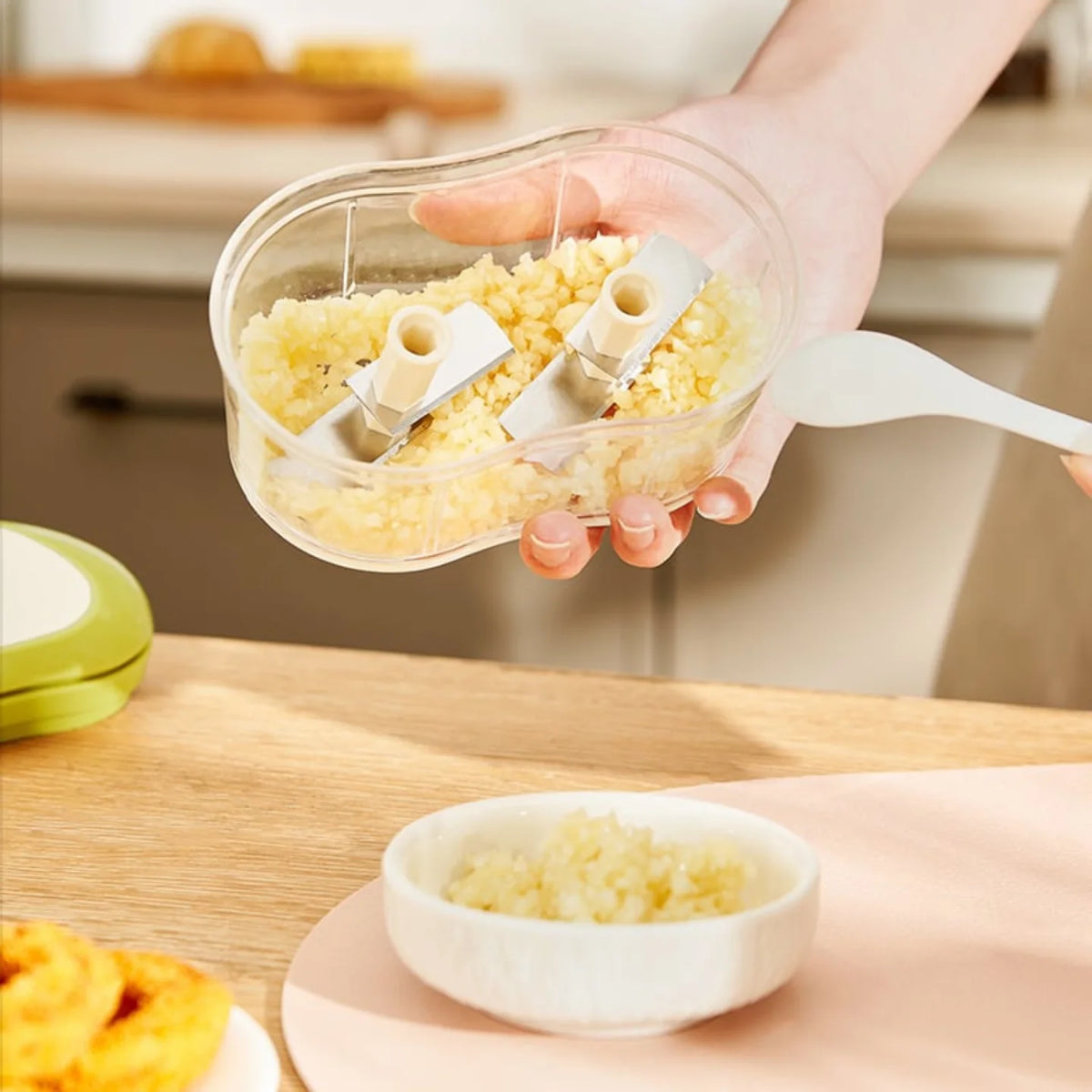 Garlic press with push-style operation product view